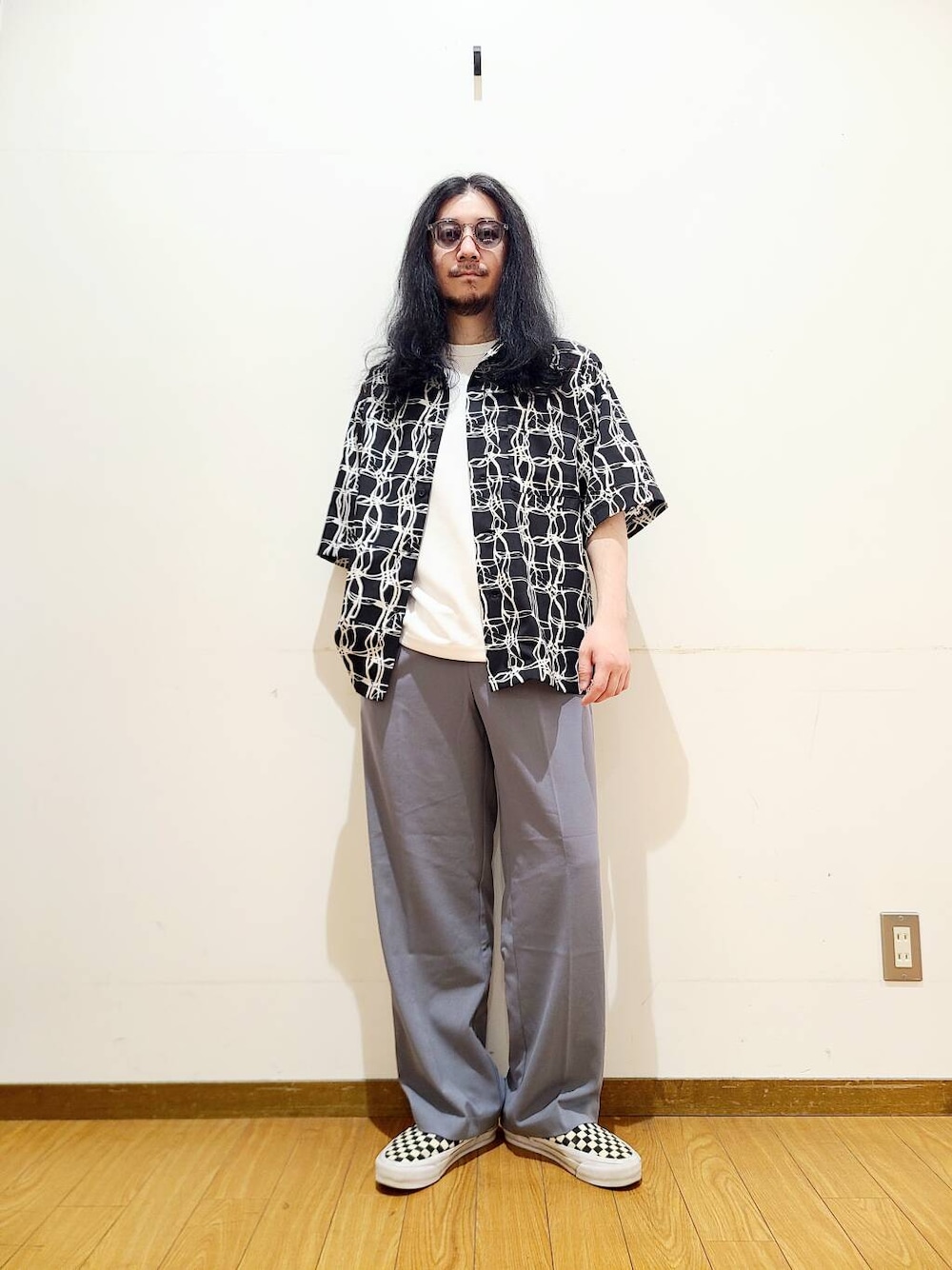 ホワイト系のTシャツ/カットソー、ブラック系のシャツ/ブラウスを着用したメンズの春コーディネートの1枚目の写真