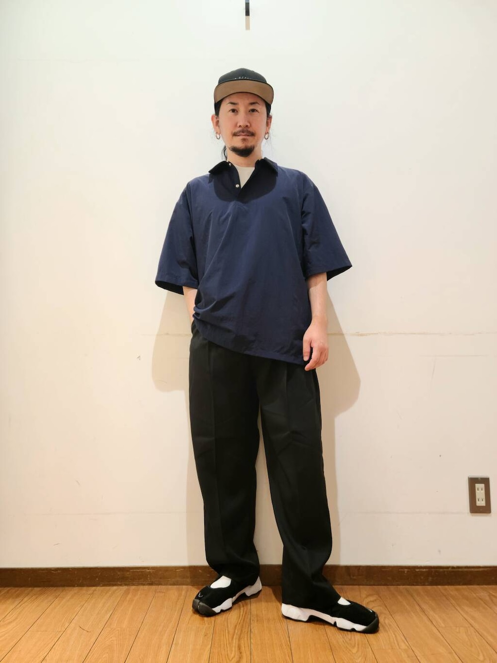 ブルー系のポロシャツ、ホワイト系のTシャツ/カットソー、ブラック系のその他パンツを着用したメンズの夏コーディネートの1枚目の写真