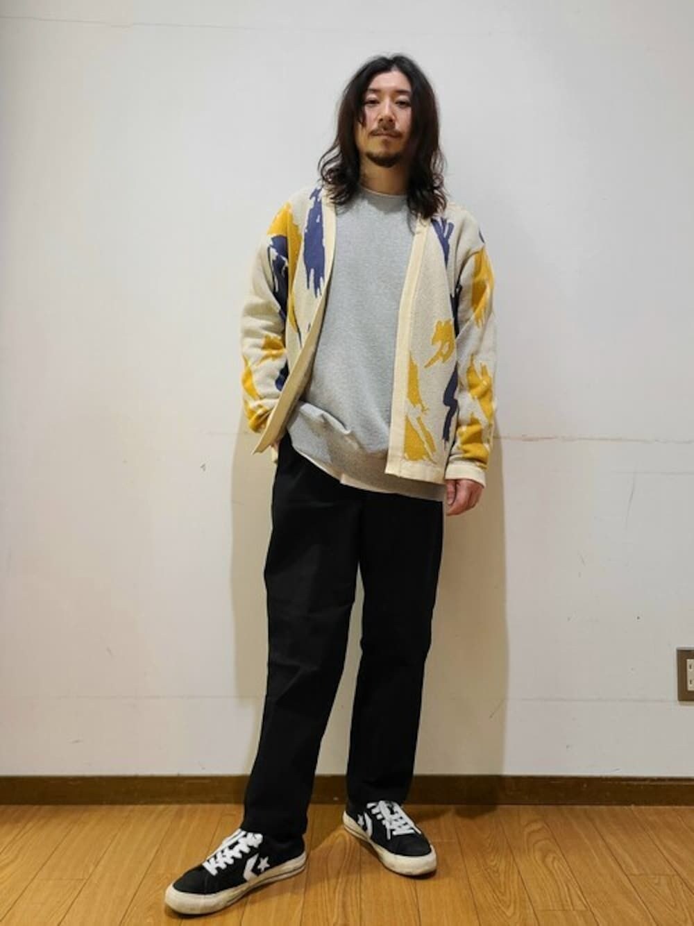 グレー系のスウェット、ホワイト系のカーディガン/ボレロ、ブラック系のその他パンツを着用したメンズの冬コーディネートの1枚目の写真