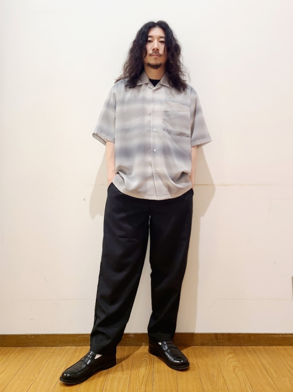 グレー系のシャツ/ブラウス、ブラック系のその他パンツ、ブラック系のTシャツ/カットソーを着用したメンズの夏コーディネートの1枚目の写真