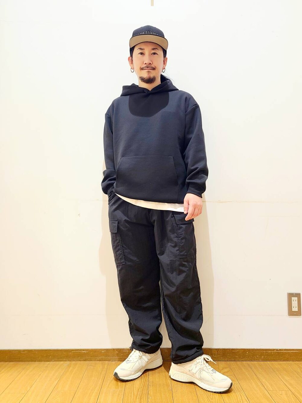 ブラック系のその他パンツ、ホワイト系のTシャツ/カットソー、ブラック系のパーカーを着用したメンズの秋コーディネートの1枚目の写真