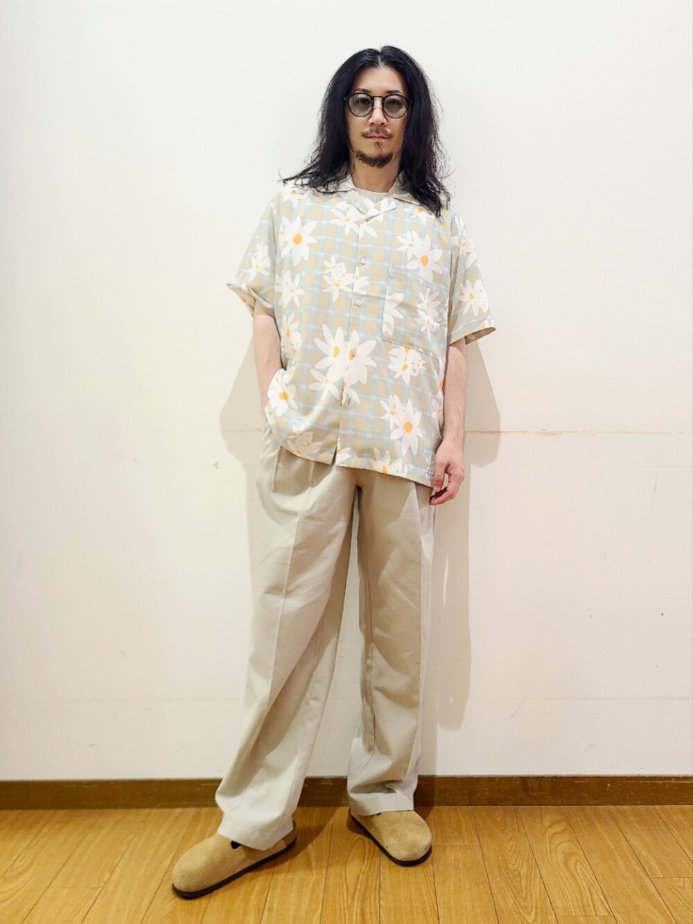 ホワイト系のTシャツ/カットソー、ベージュ系のシャツ/ブラウス、ベージュ系のその他パンツを着用したメンズの夏コーディネートの1枚目の写真