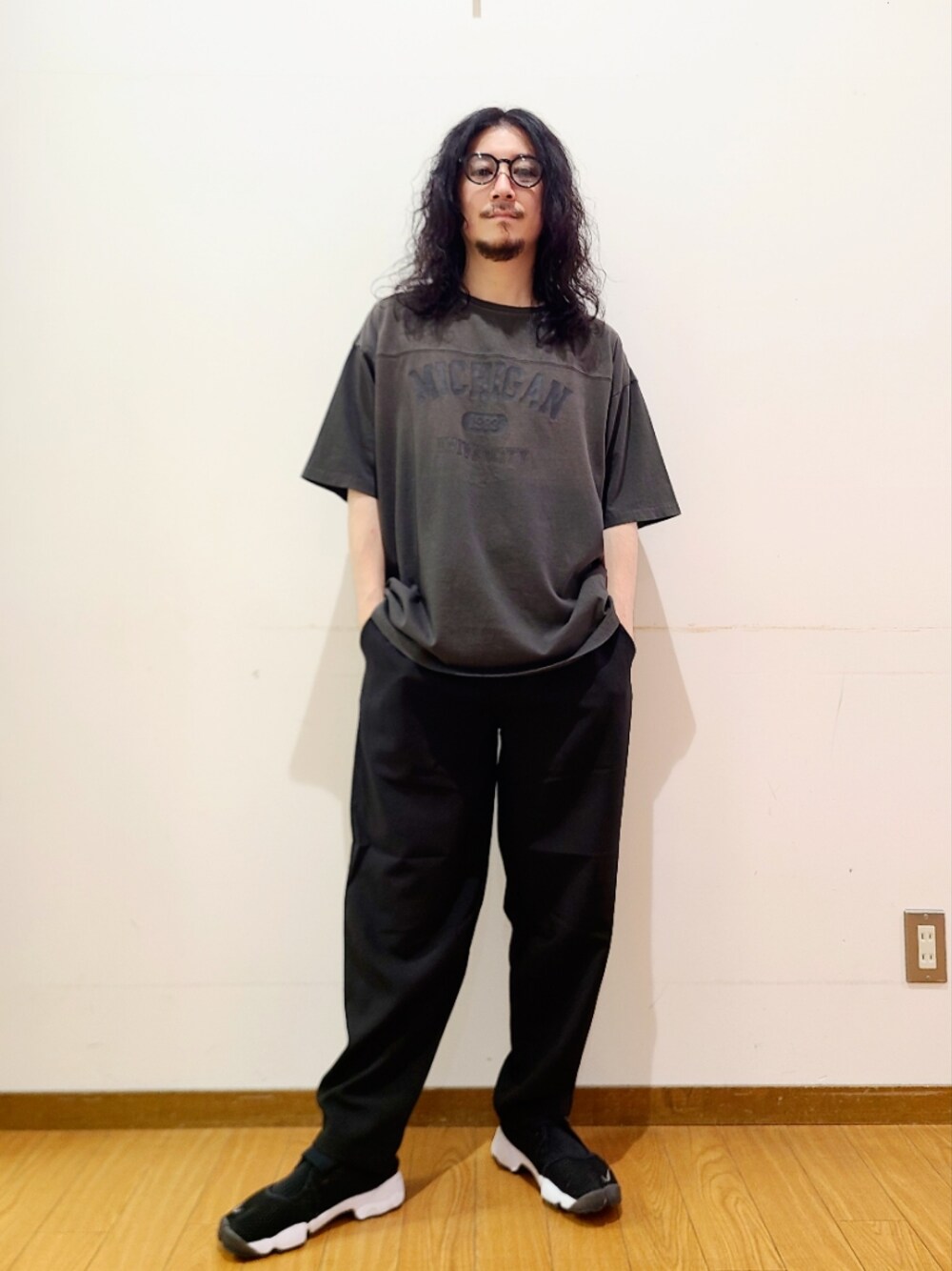 グレー系のTシャツ/カットソー、ブラック系のスニーカー、ブラック系のその他パンツを着用したメンズの夏コーディネートの1枚目の写真