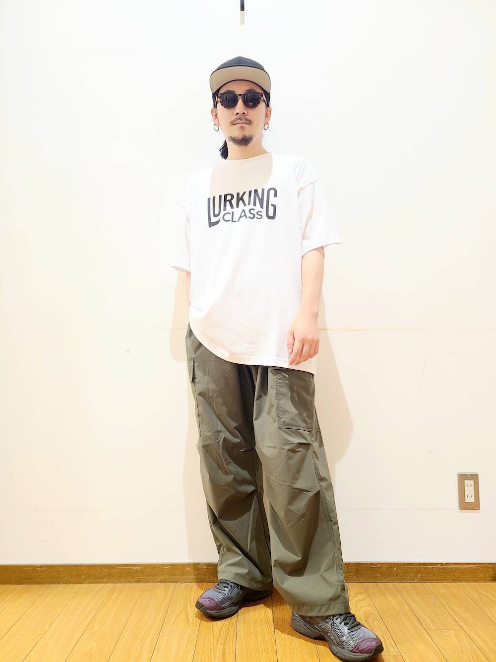 グリーン系のその他パンツ、ホワイト系のTシャツ/カットソー、ブラウン系のメガネを着用したメンズの夏コーディネートの1枚目の写真