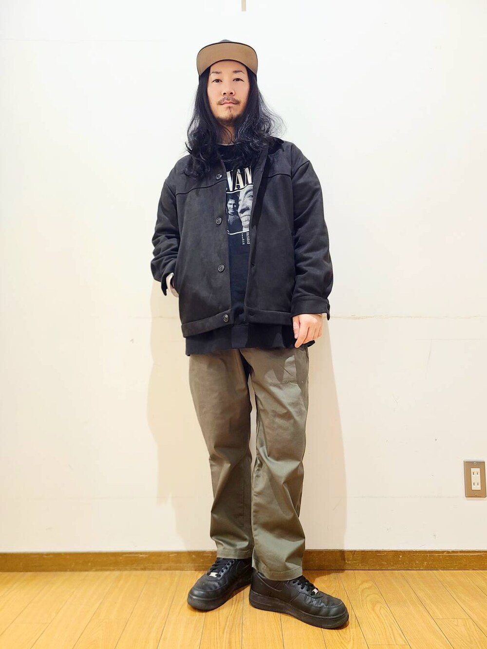 グリーン系のその他パンツ、ブラック系のスウェット、ブラック系のその他アウターを着用したメンズの冬コーディネートの1枚目の写真