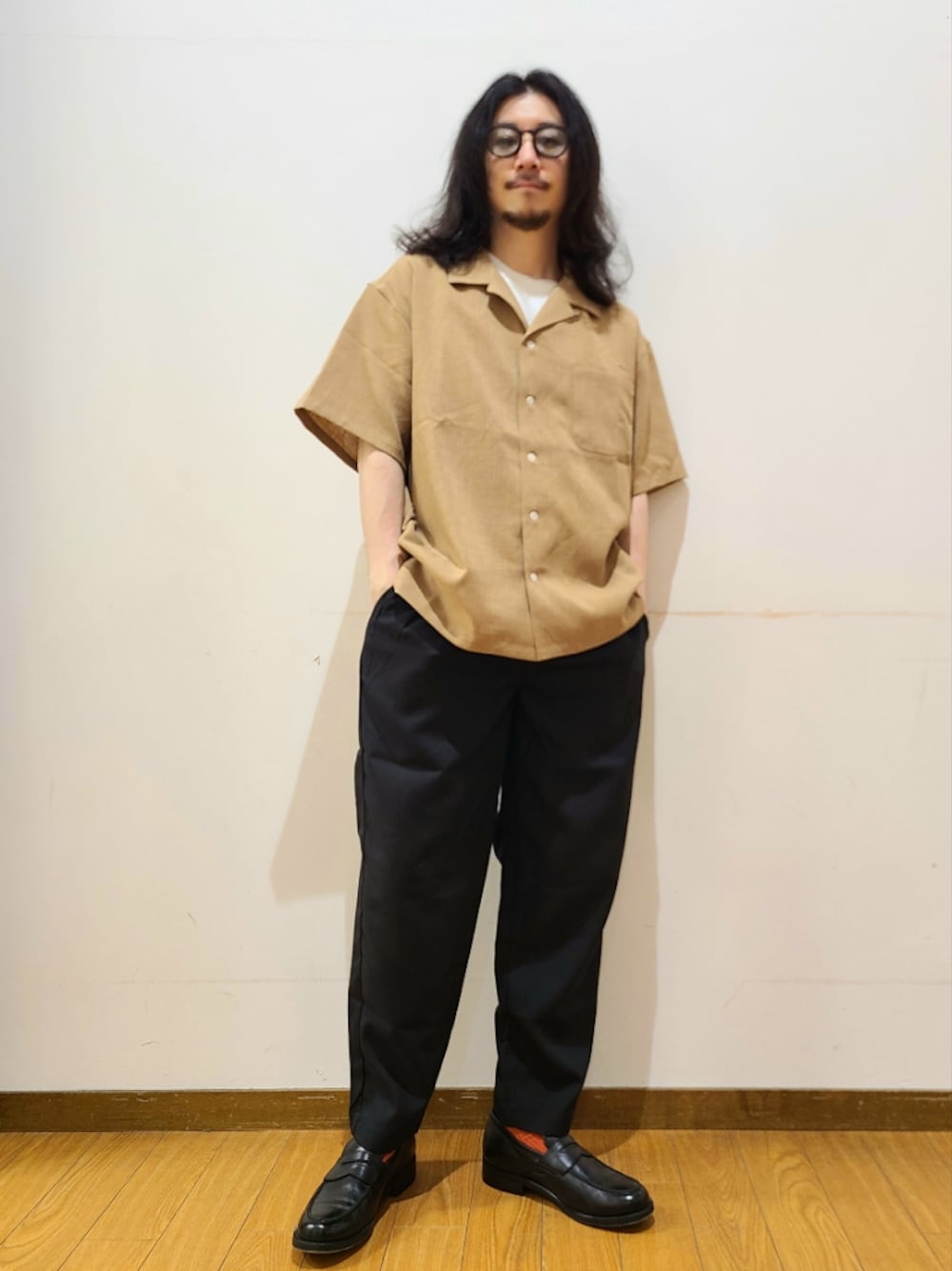 ベージュ系のシャツ/ブラウス、ホワイト系のTシャツ/カットソー、ブラック系のその他パンツを着用したメンズの春コーディネートの1枚目の写真