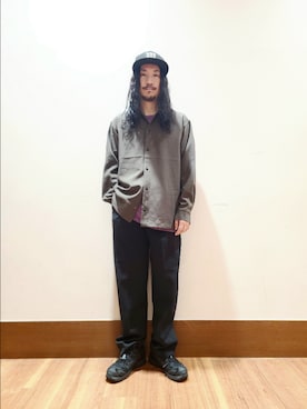 「ITEMS URBANRESEARCH（アイテムズ アーバンリサーチ）の2WAYストレッチ L.S.スナップシャツ（シャツ/ブラウス、グリーン系）」を使った、アライタカノリさん（メンズ・164cm）の秋コーディネート