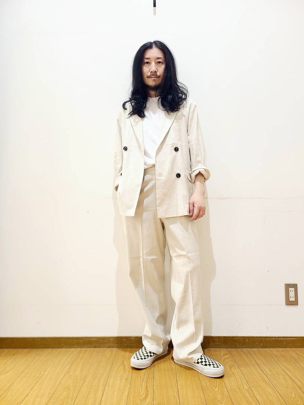 ホワイト系のTシャツ/カットソーを着用したメンズの夏コーディネートの1枚目の写真