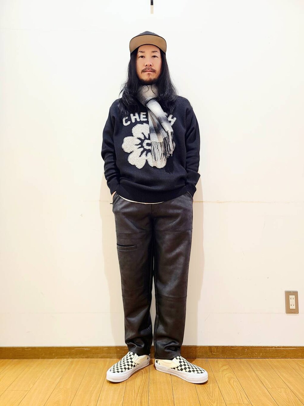 ブラック系のその他パンツ、ブラック系のスニーカー、ブラック系のニット/セーターを着用したメンズの冬コーディネートの1枚目の写真