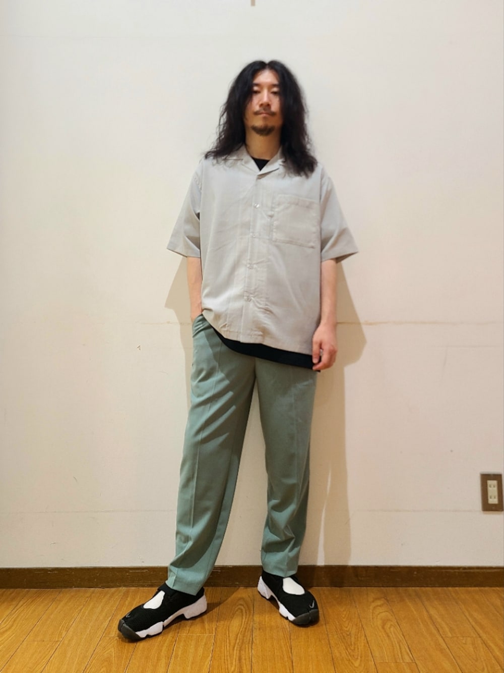 グレー系のシャツ/ブラウス、ブラック系のTシャツ/カットソー、グリーン系のその他パンツを着用したメンズの夏コーディネートの1枚目の写真