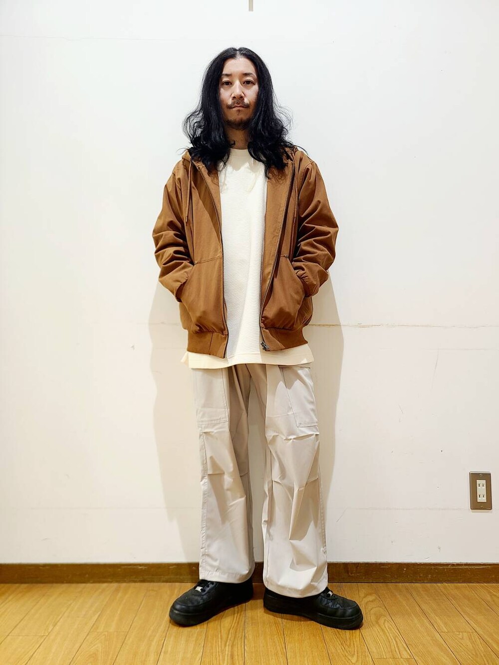 ホワイト系のスウェット、ホワイト系のその他パンツ、ブラウン系のその他アウターを着用したメンズの冬コーディネートの1枚目の写真