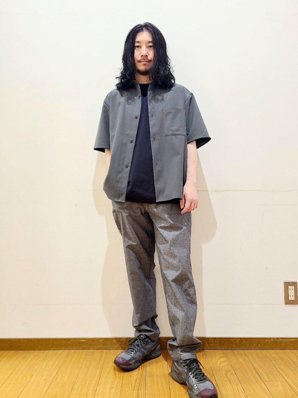 ブラック系のTシャツ/カットソー、グレー系のシャツ/ブラウス、グレー系のその他パンツを着用したメンズの夏コーディネートの1枚目の写真