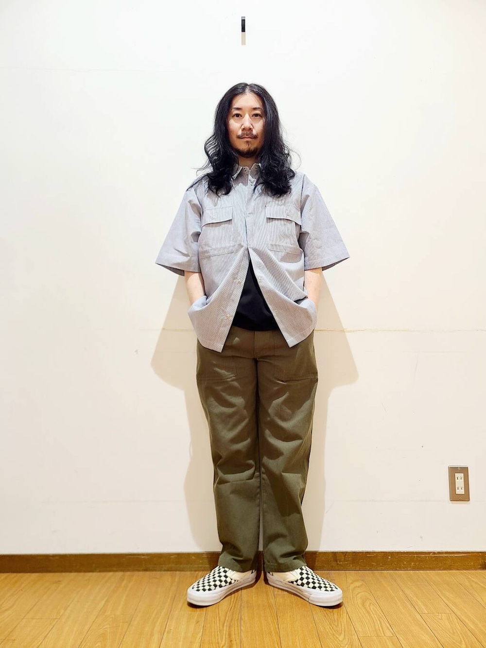 グリーン系のその他パンツ、ブラック系のTシャツ/カットソーを着用したメンズの春コーディネートの1枚目の写真