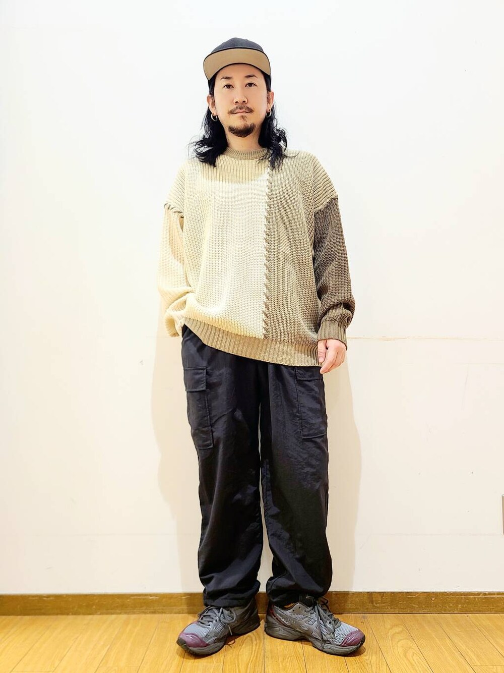 ブラック系のその他パンツ、ホワイト系のニット/セーターを着用したメンズの秋コーディネートの1枚目の写真