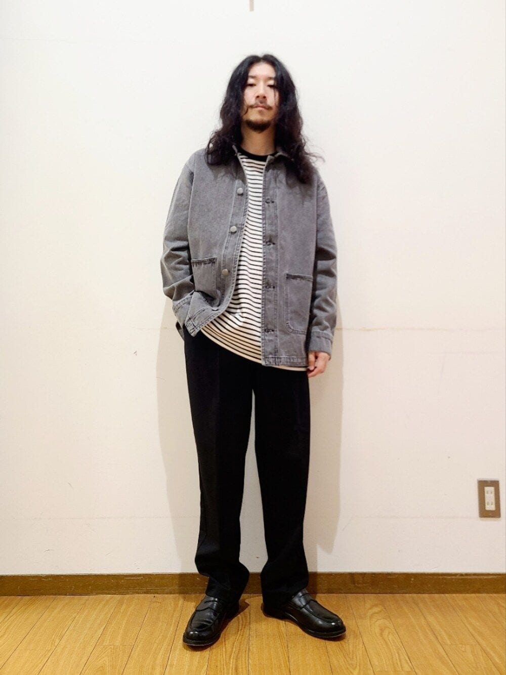 ブラック系のデニムジャケット、ブラック系のその他パンツを着用したメンズの秋コーディネートの1枚目の写真