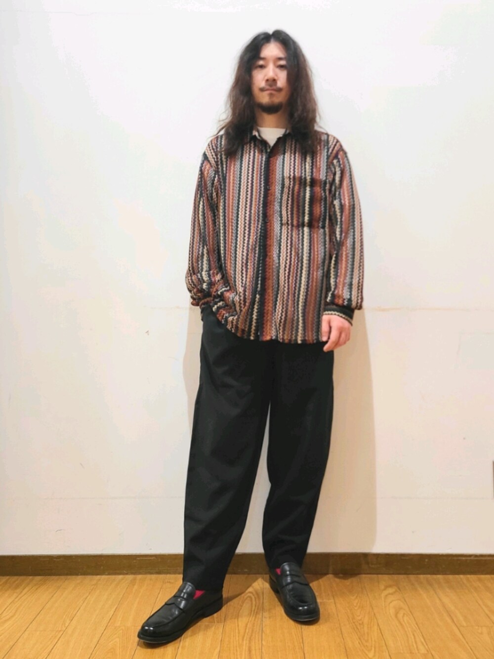 レッド系のシャツ/ブラウス、ホワイト系のTシャツ/カットソー、ブラック系のその他パンツを着用したメンズの春コーディネートの1枚目の写真