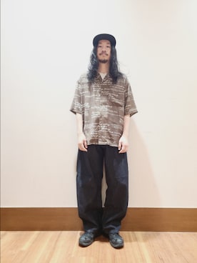 「ITEMS URBANRESEARCH（アイテムズ アーバンリサーチ）のメッセージプリント オープンカラー 半袖シャツ（シャツ/ブラウス、ブラウン系）」を使った、アライタカノリさん（メンズ・164cm）の夏コーディネート
