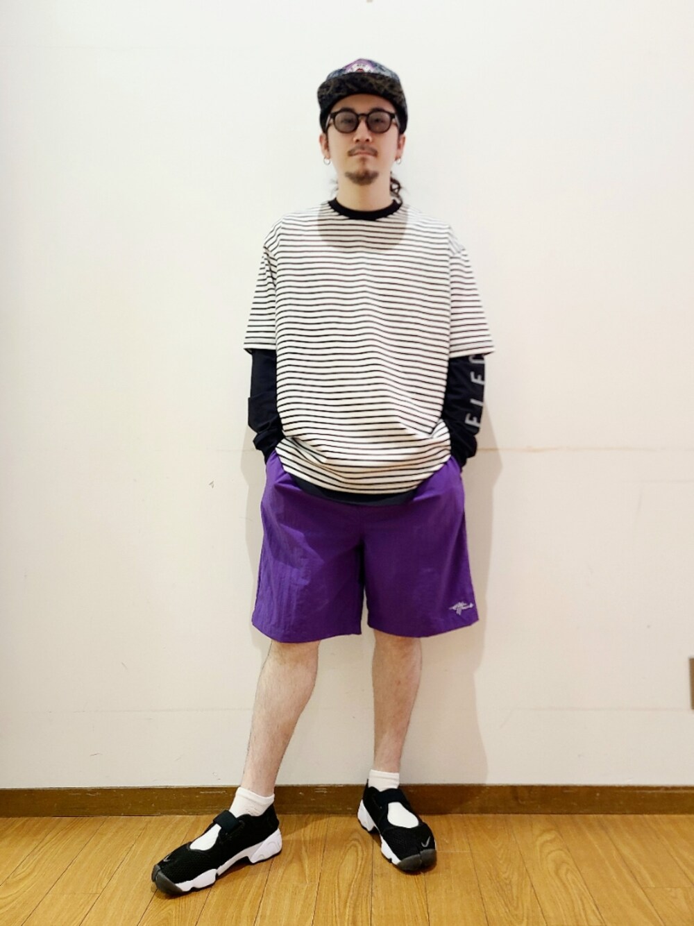「アイテムズアーバンリサーチ、ITEMS URBANRESEARCH、低身長、低身長コーデ、URBAN RESEARCH、ハーフパンツ、アウトドアスタイル、サングラス、カラーパンツ、エアリフト、オーバーサイズ、ショーツ、HUF、アクティブ、キャンプ」｜「SENSE OF PLACE by URBAN RESEARCHのボーダーポンチTシャツ(5分袖)（Tシャツ/カットソー、その他）」を使った、アライタカノリさん（メンズ・164cm）の夏コーディネートの1枚目の写真