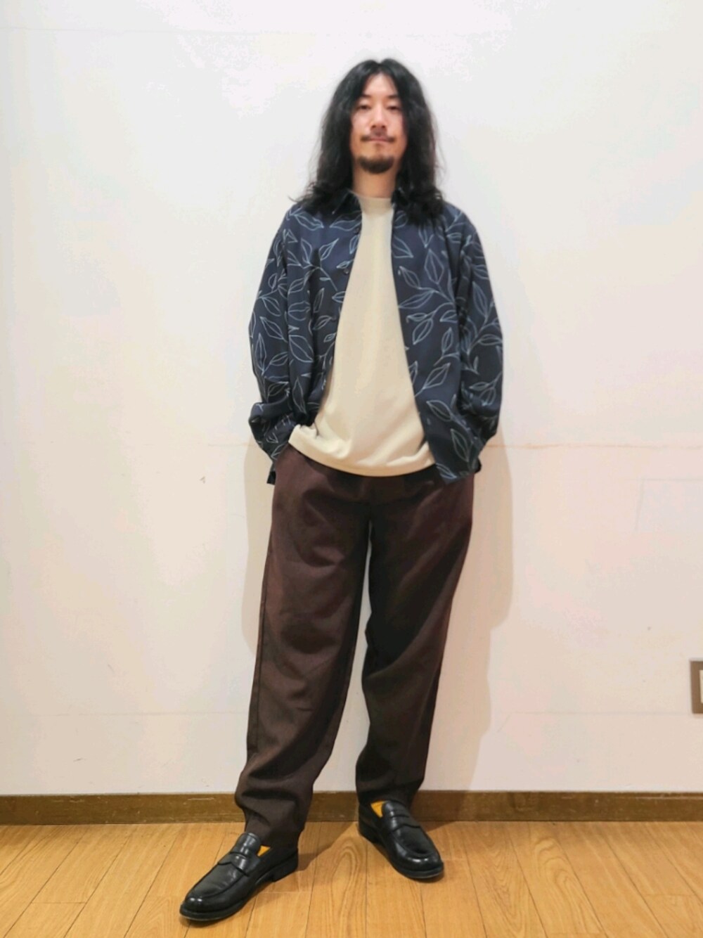 ブルー系のシャツ/ブラウス、ブラウン系のその他パンツ、グレー系のTシャツ/カットソーを着用したメンズの春コーディネートの1枚目の写真