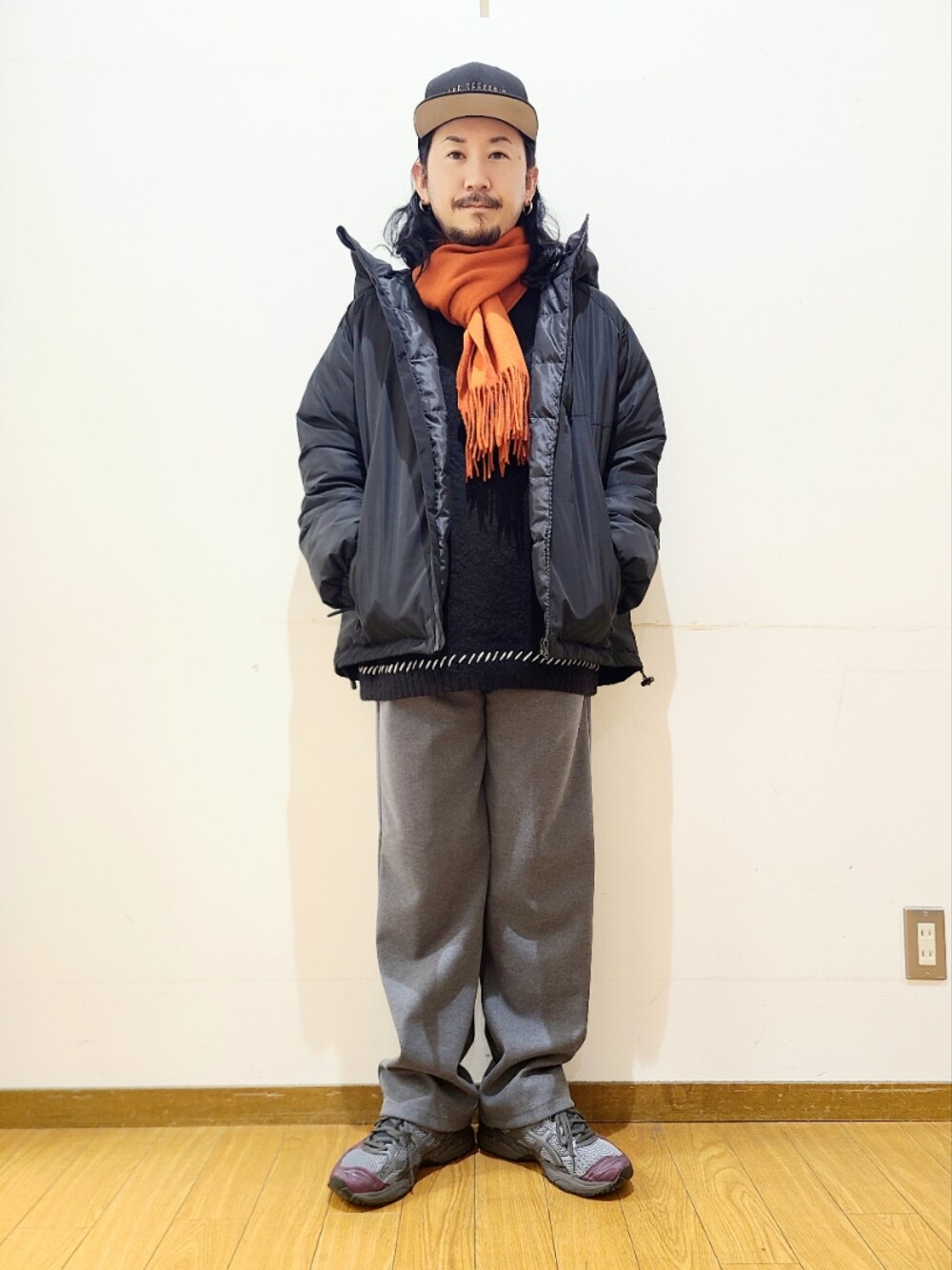 ブラック系のニット/セーター、ブラック系のダウンジャケット/コート、グレー系のその他パンツを着用したメンズの冬コーディネートの1枚目の写真