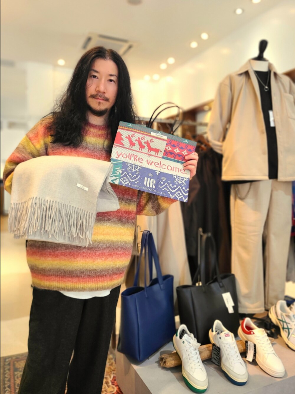 ブラック系のスニーカー、レッド系のニット/セーター、ブラック系のその他パンツを着用したメンズの秋コーディネートの1枚目の写真