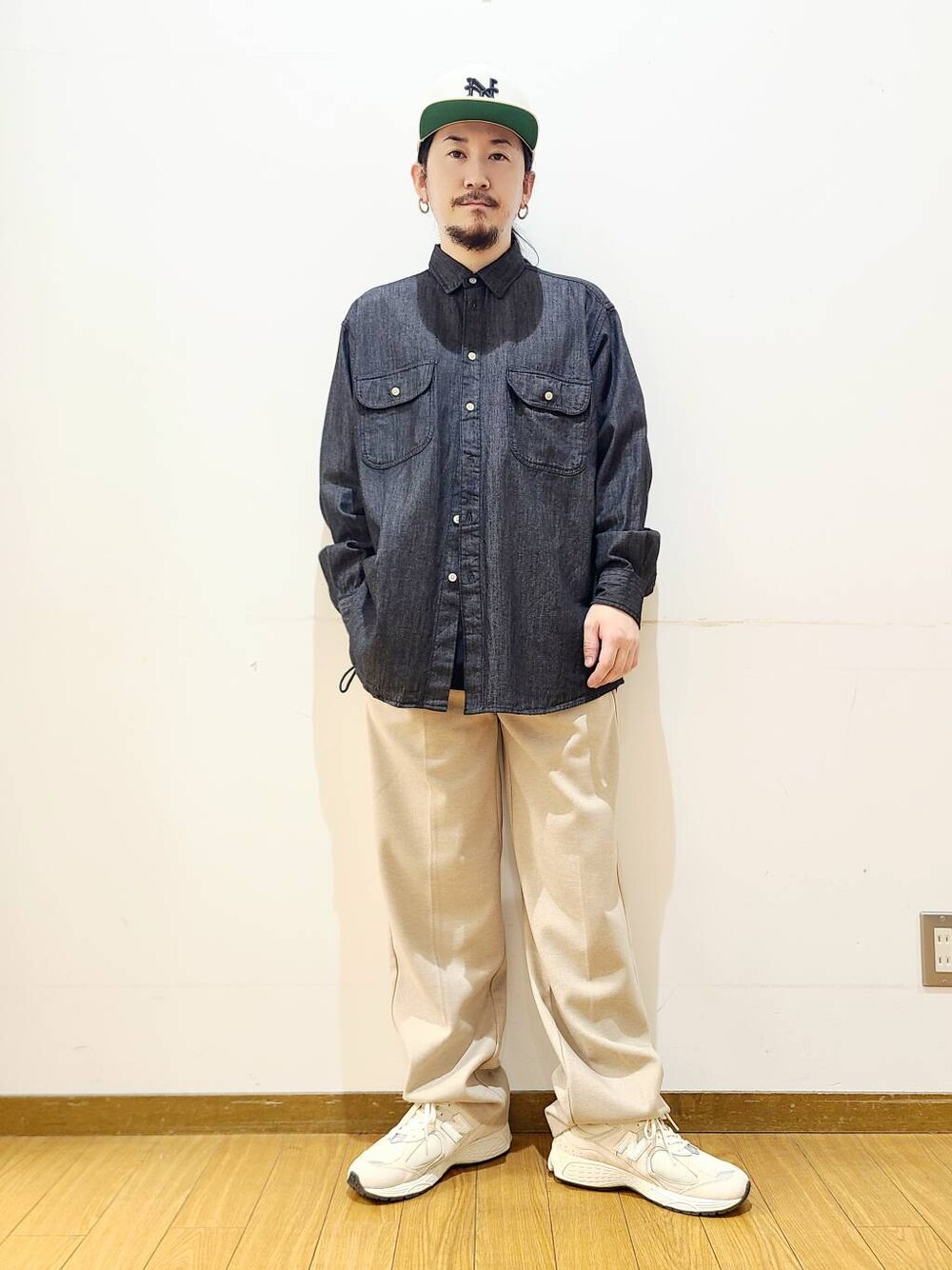 ベージュ系のその他パンツ、ブラック系のシャツ/ブラウス、ベージュ系のキャップを着用したメンズの秋コーディネートの1枚目の写真