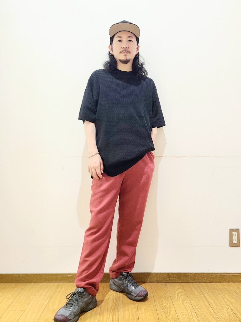 ブラック系のニット/セーター、ブラック系のTシャツ/カットソー、レッド系のその他パンツを着用したメンズの夏コーディネートの1枚目の写真