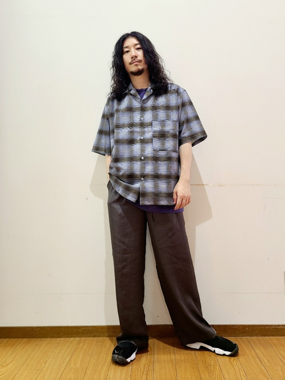 ブルー系のTシャツ/カットソー、ブルー系のシャツ/ブラウス、ブラック系のスニーカーを着用したメンズの夏コーディネートの1枚目の写真