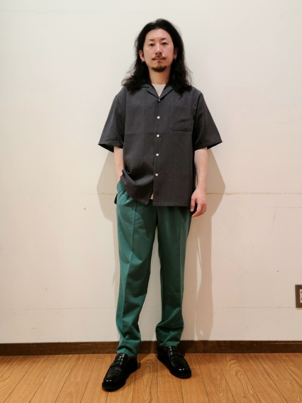 グレー系のシャツ/ブラウス、ホワイト系のTシャツ/カットソー、グリーン系のその他パンツを着用したメンズの春コーディネートの1枚目の写真