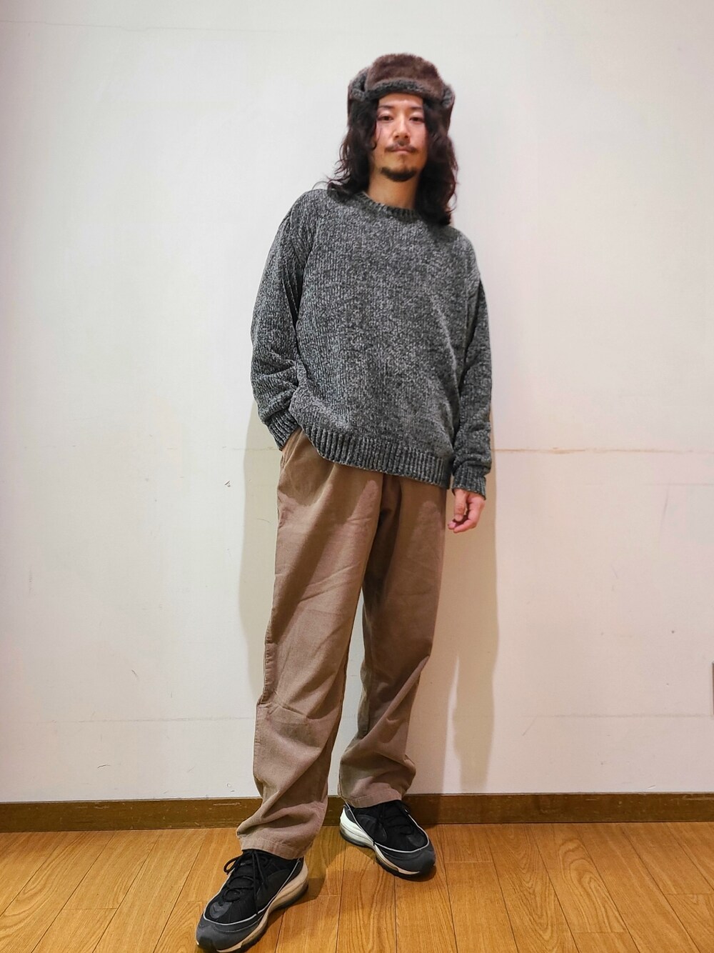 グリーン系のニット/セーター、ブラウン系のその他パンツを着用したメンズの秋コーディネートの1枚目の写真