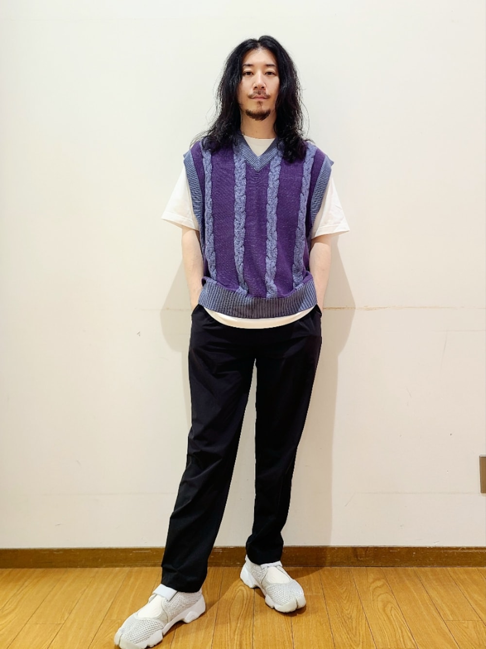ホワイト系のTシャツ/カットソー、ブルー系のベスト、ブラック系のその他パンツを着用したメンズの夏コーディネートの1枚目の写真