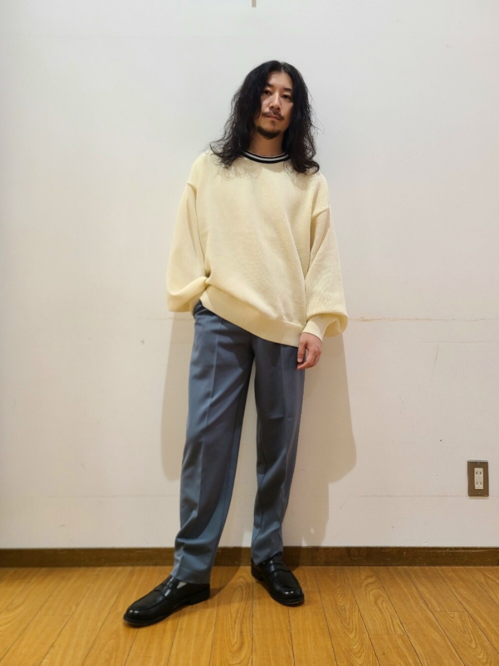 ホワイト系のTシャツ/カットソー、グリーン系のその他パンツを着用したメンズの秋コーディネートの1枚目の写真