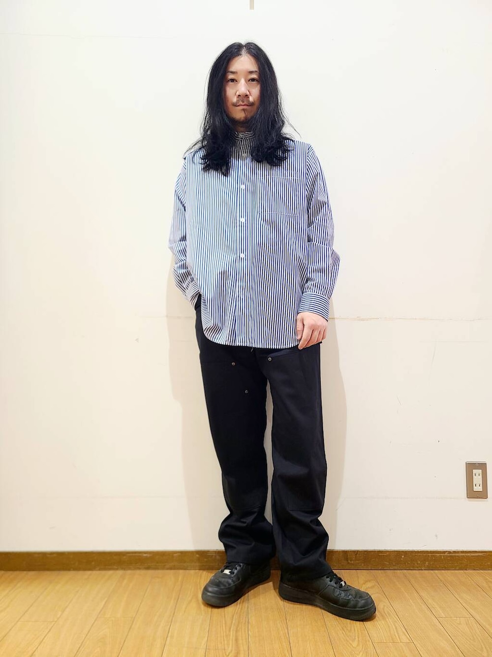 ブルー系のシャツ/ブラウス、ブラック系のその他パンツを着用したメンズの冬コーディネートの1枚目の写真