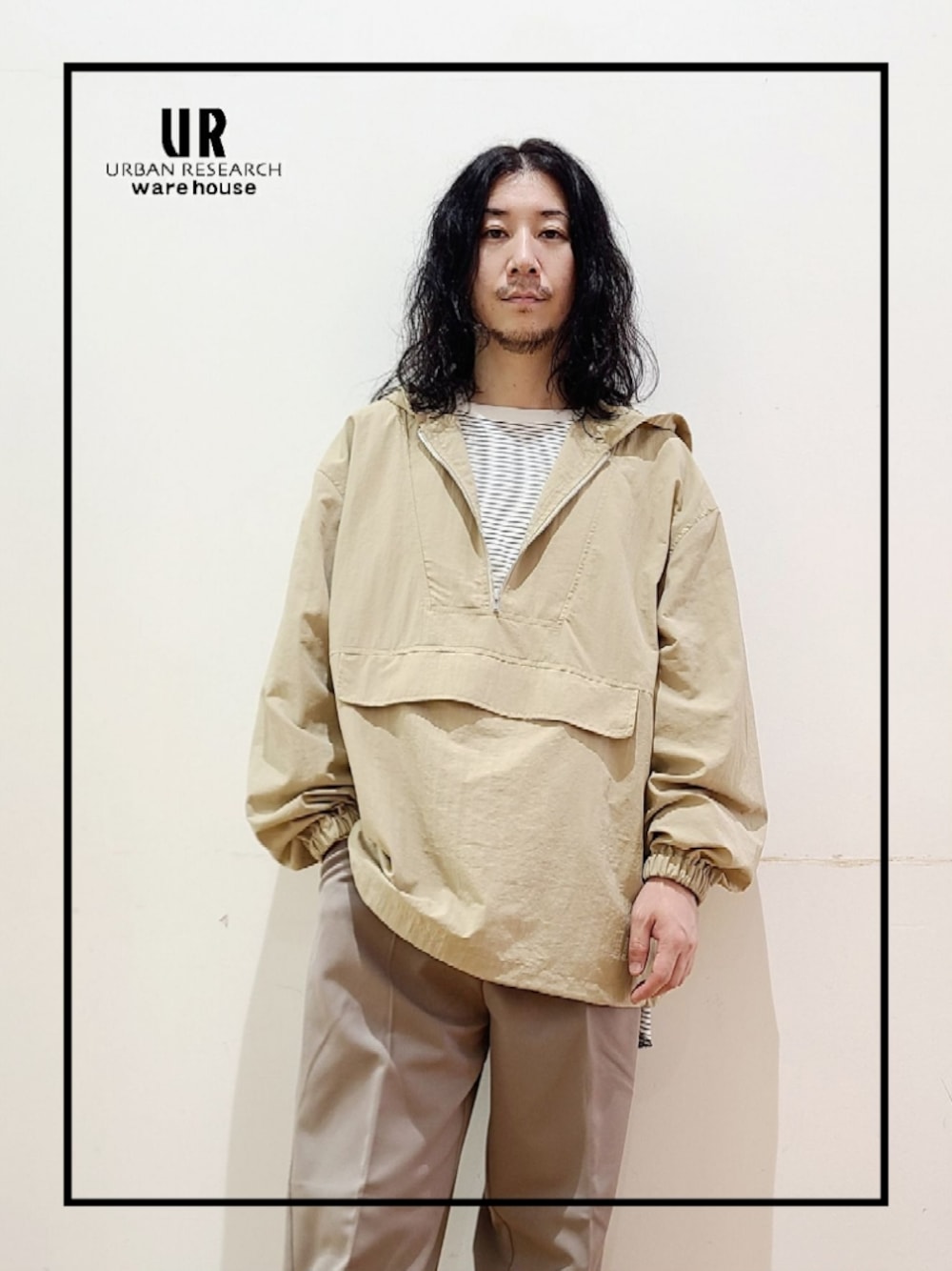 ベージュ系のナイロンジャケット、ホワイト系のTシャツ/カットソー、ベージュ系のその他パンツを着用したメンズの秋コーディネートの1枚目の写真