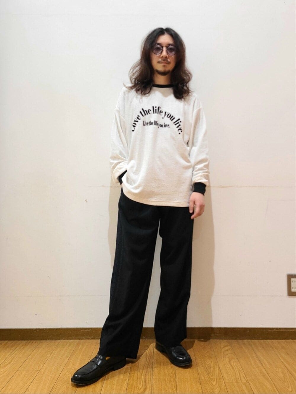 ホワイト系のTシャツ/カットソー、ブラック系のその他パンツ、グレー系のメガネを着用したメンズの春コーディネートの1枚目の写真