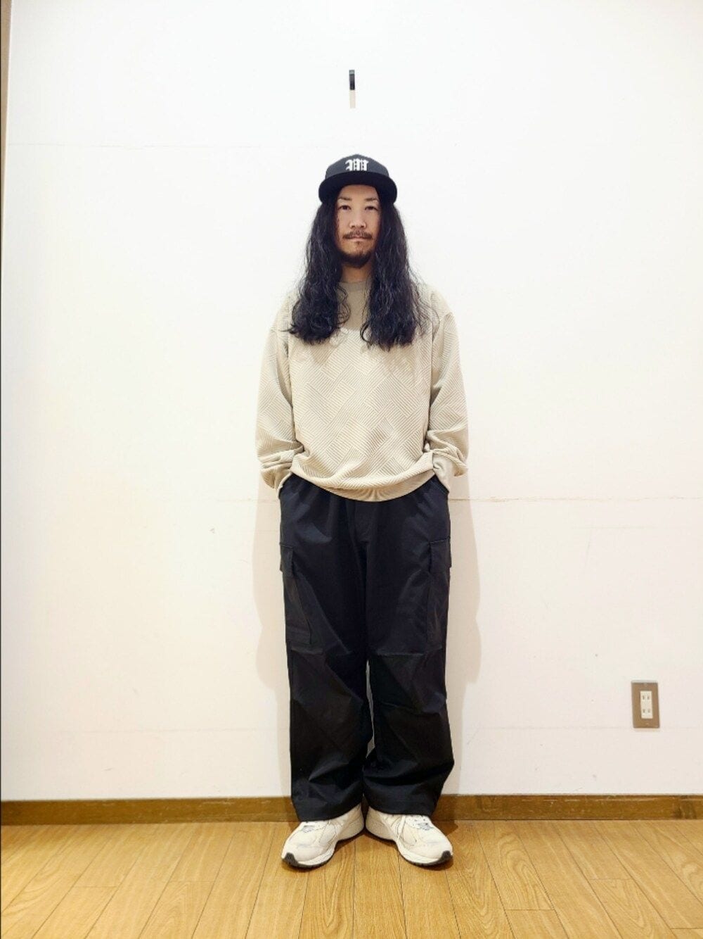 ベージュ系のスウェット、ブラック系のその他パンツを着用したメンズの冬コーディネートの1枚目の写真