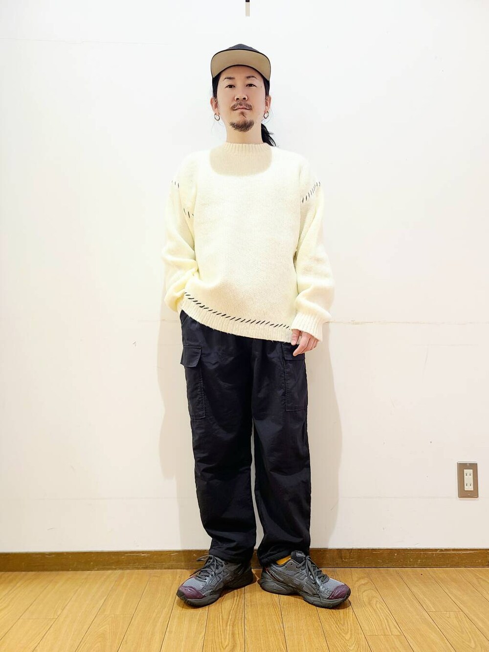 ブラック系のその他パンツ、ホワイト系のニット/セーターを着用したメンズの冬コーディネートの1枚目の写真
