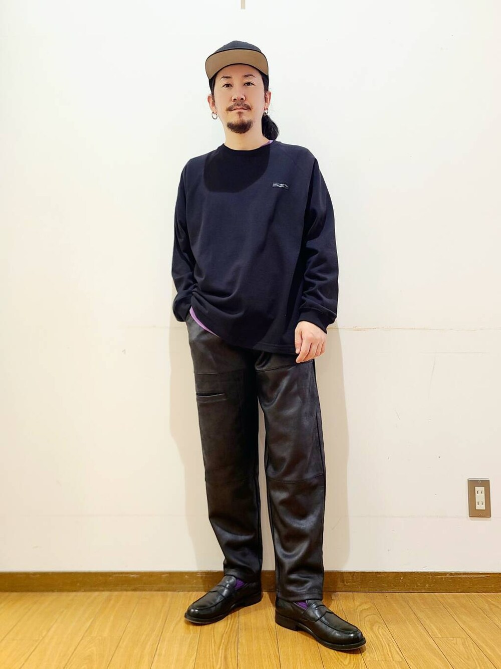 ブラック系のその他パンツ、ブラック系のTシャツ/カットソーを着用したメンズの秋コーディネートの1枚目の写真