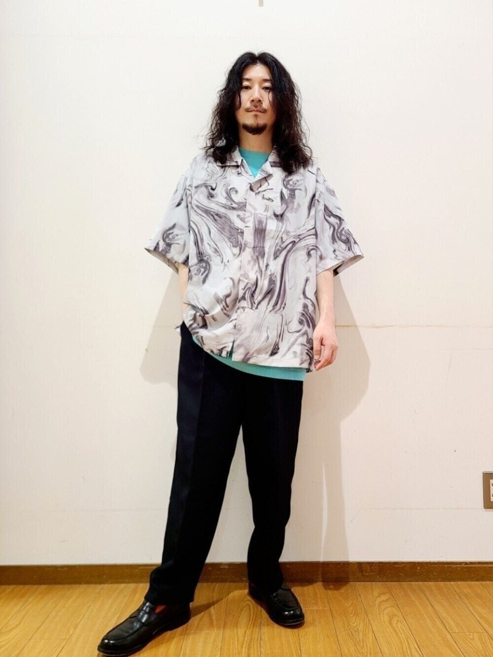 グリーン系のTシャツ/カットソー、ブラック系のスラックス、ホワイト系のシャツ/ブラウスを着用したメンズの夏コーディネートの1枚目の写真