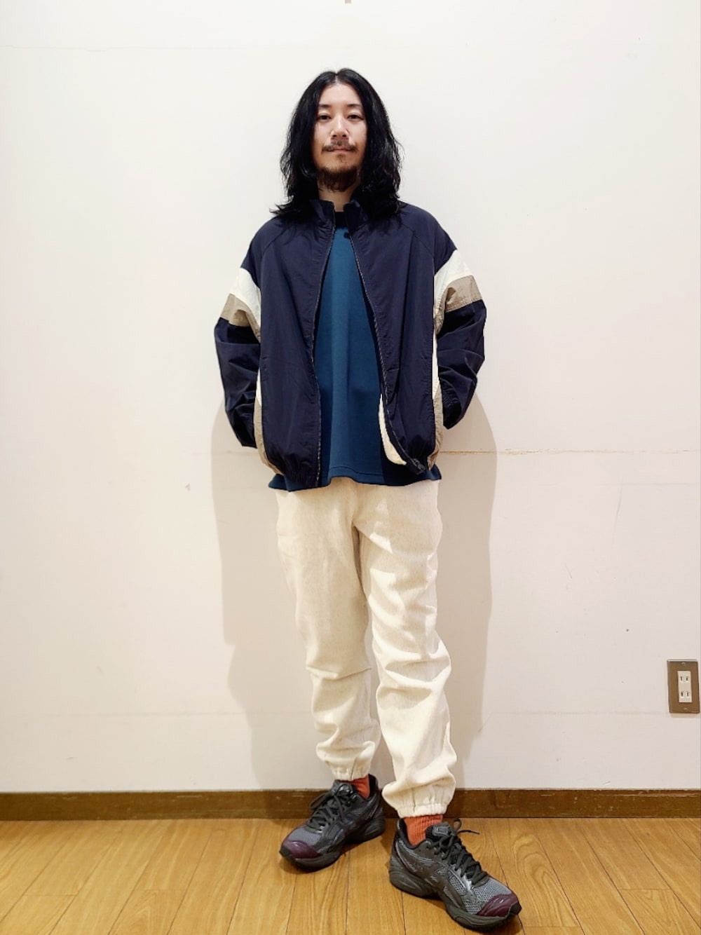 ブルー系のブルゾン、ブルー系のTシャツ/カットソー、ベージュ系のその他パンツを着用したメンズの春コーディネートの1枚目の写真