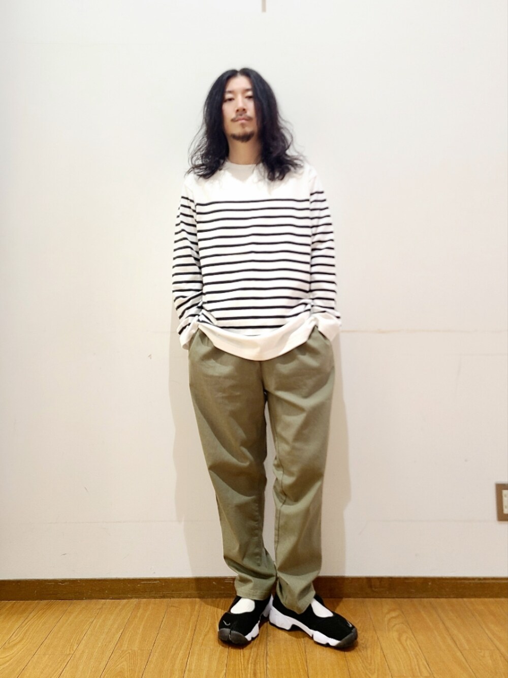 ホワイト系のTシャツ/カットソー、グリーン系のその他パンツ、ブラック系のスニーカーを着用したメンズの夏コーディネートの1枚目の写真