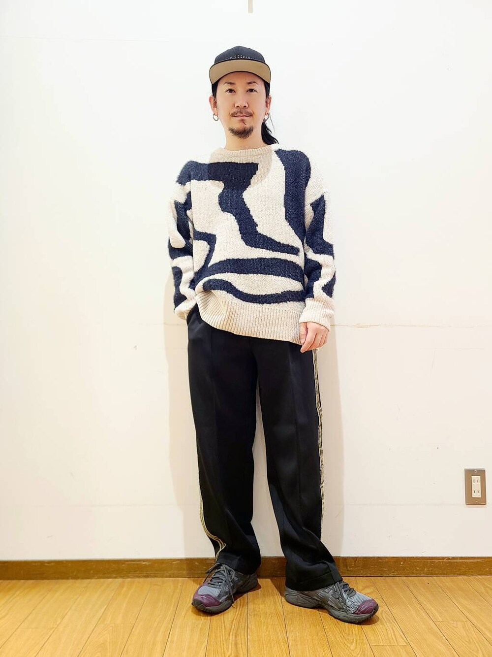 ブラック系のその他パンツ、ホワイト系のニット/セーターを着用したメンズの冬コーディネートの1枚目の写真