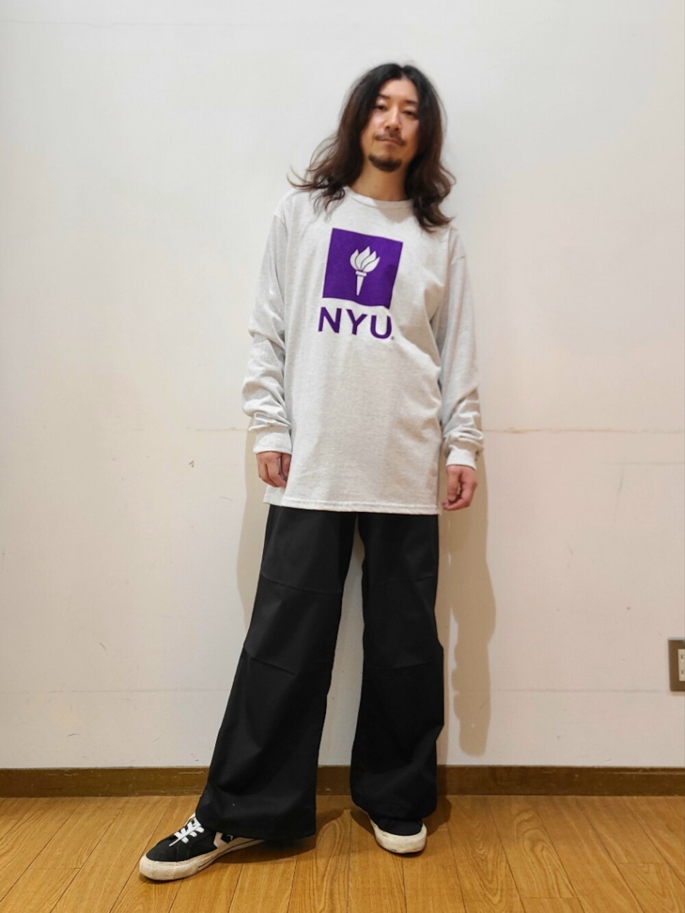 グレー系のTシャツ/カットソー、ブラック系のカーゴパンツを着用したメンズの春コーディネートの1枚目の写真