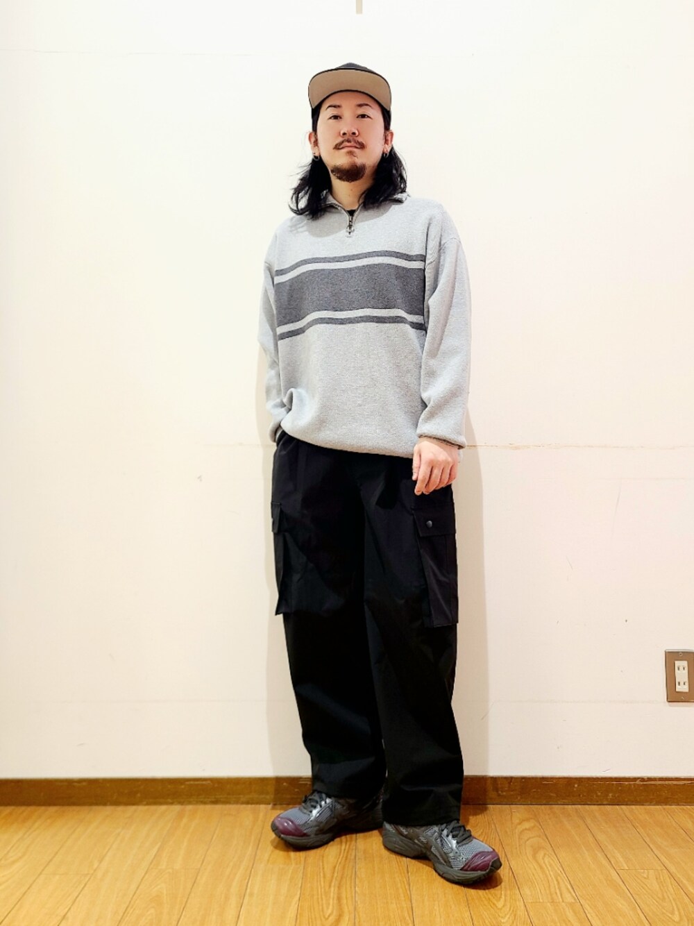 ブラック系のカーゴパンツを着用したメンズの冬コーディネートの1枚目の写真