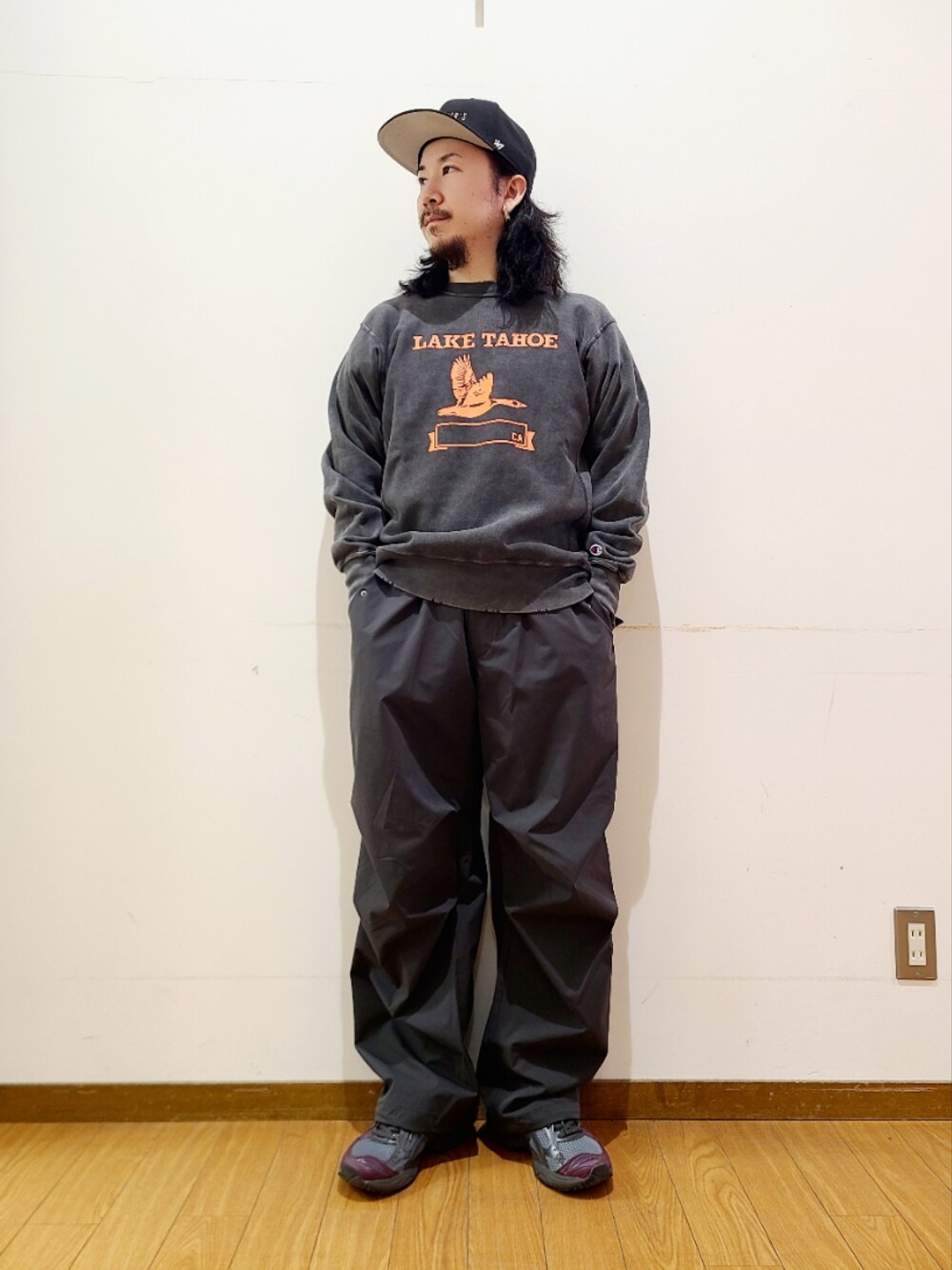 グレー系のカーゴパンツ、ブラック系のスウェットを着用したメンズの冬コーディネートの1枚目の写真