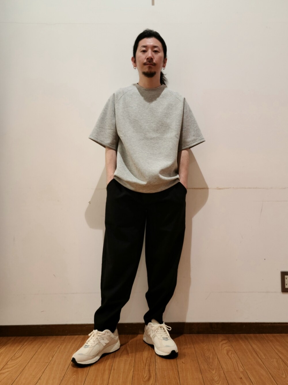 グレー系のスウェット、ブラック系のその他パンツを着用したメンズの春コーディネートの1枚目の写真