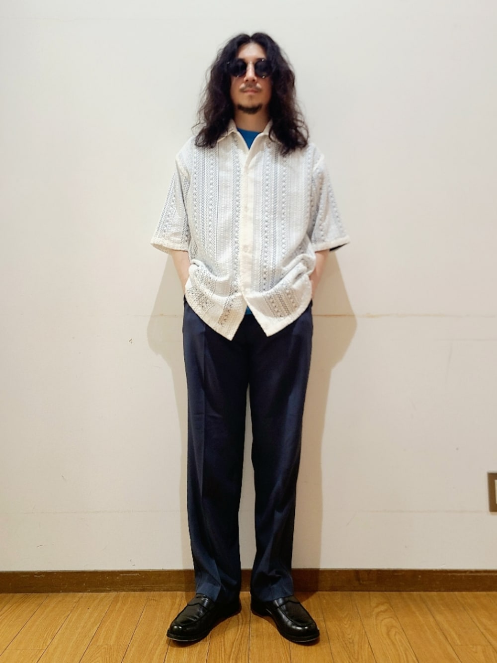 ホワイト系のシャツ/ブラウス、ブルー系のTシャツ/カットソー、ブルー系のスラックスを着用したメンズの夏コーディネートの1枚目の写真