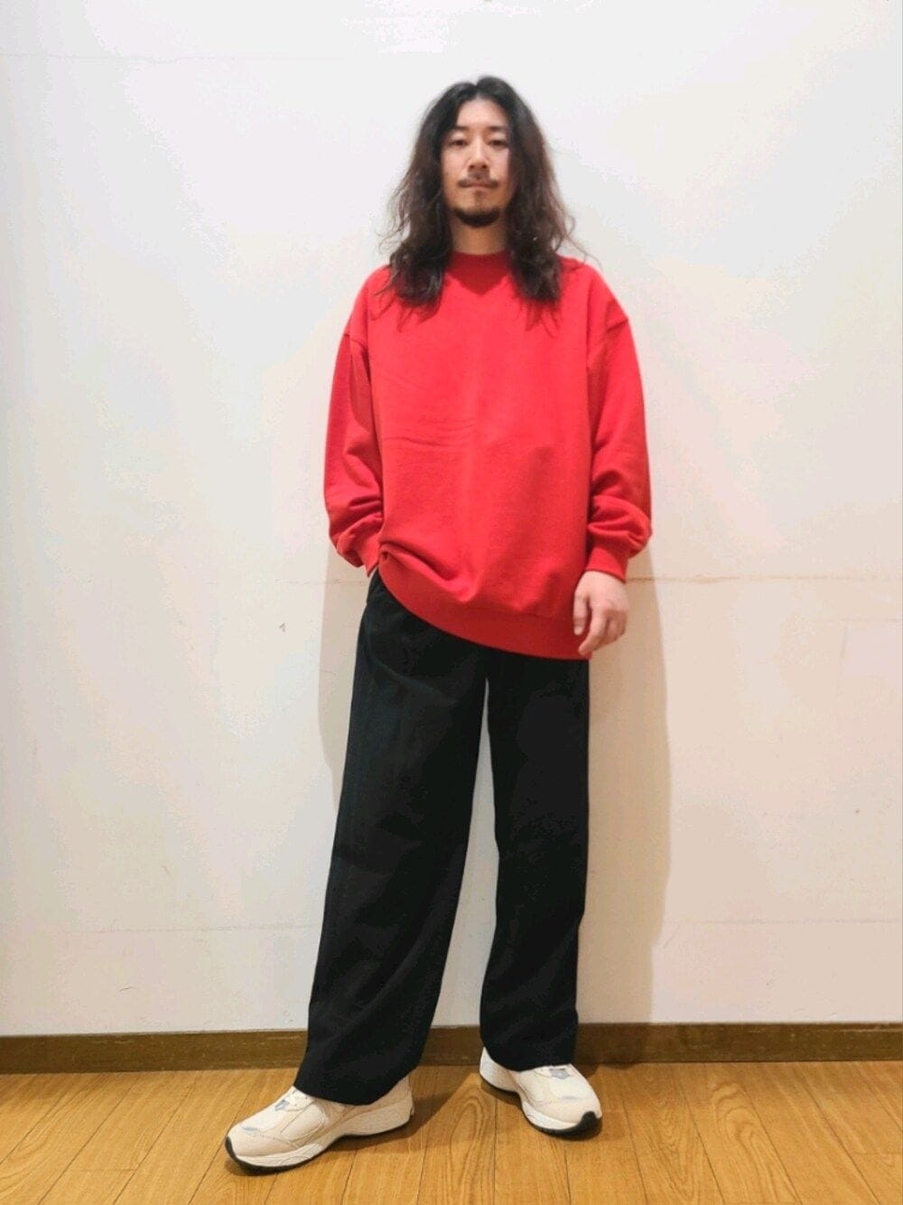 レッド系のスウェット、ブラック系のその他パンツを着用したメンズの春コーディネートの1枚目の写真