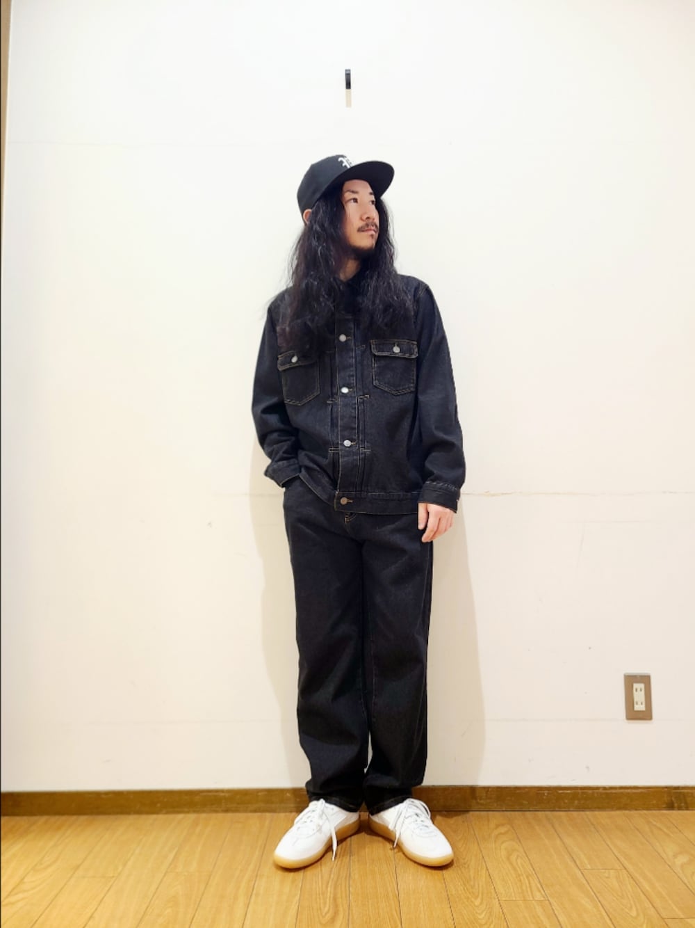 ブラック系のデニムパンツ、ブラック系のデニムジャケットを着用したメンズの冬コーディネートの1枚目の写真