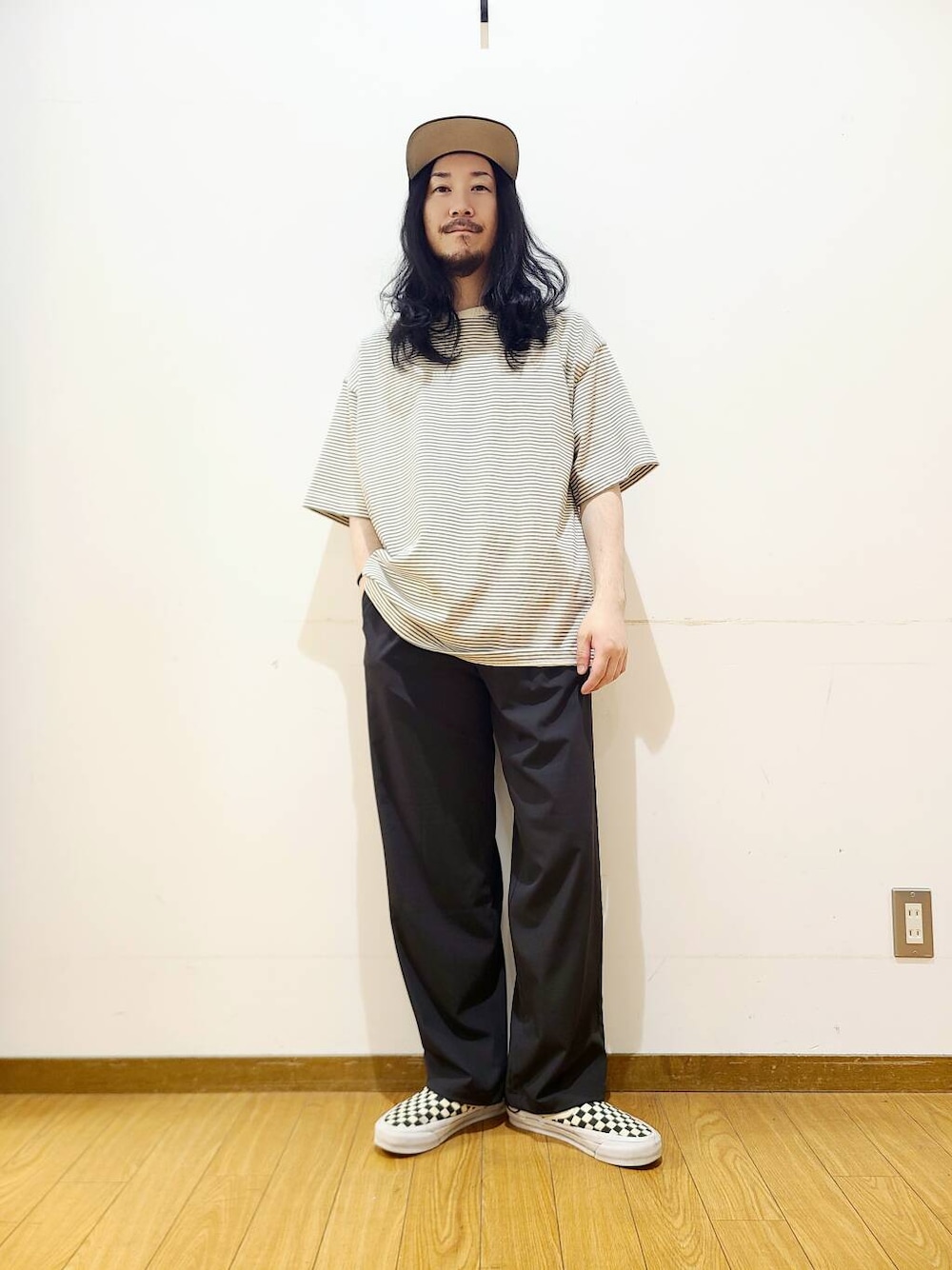 ブラック系のその他パンツ、ホワイト系のTシャツ/カットソーを着用したメンズの夏コーディネートの1枚目の写真